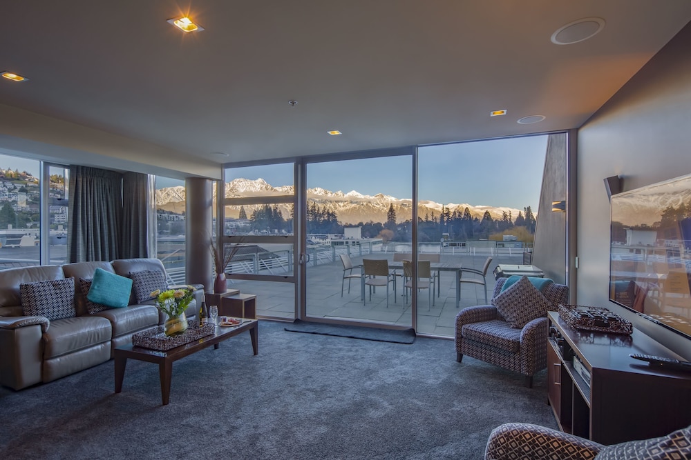53 Shotover Apartment 302 — 4-Star Luxury Hotel in Queenstown, New Zealand