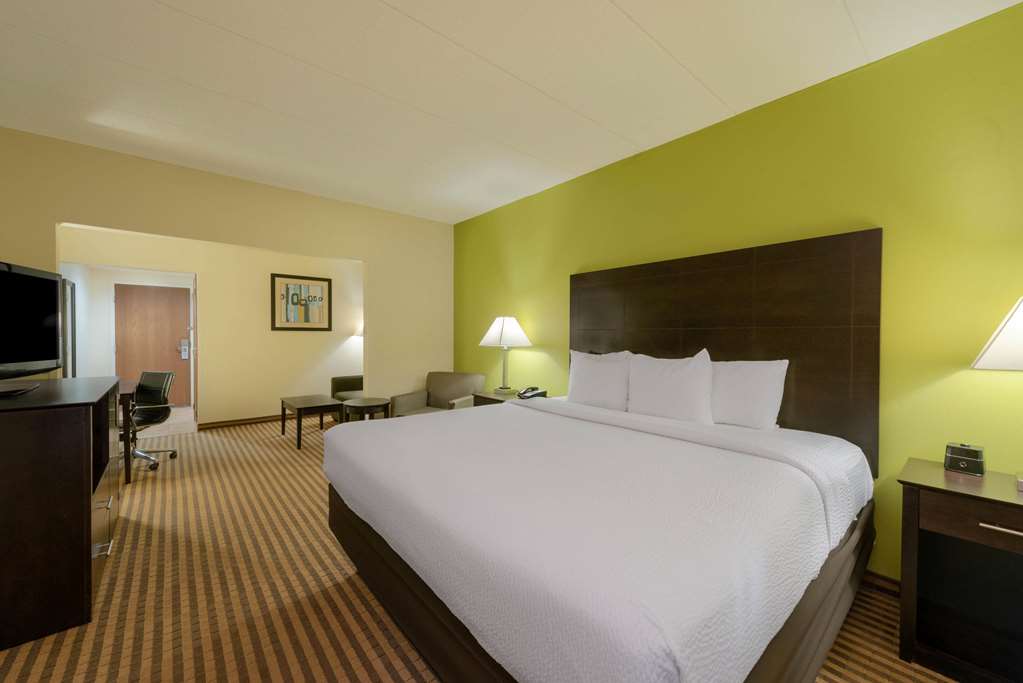 La Quinta Inn & Suites by Wyndham Columbus Grove City - photo 36