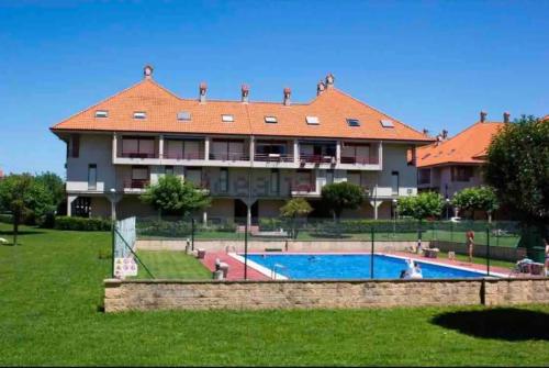 Bonito Duplex En Gran Urb Con Piscina — hotel in Bareyo