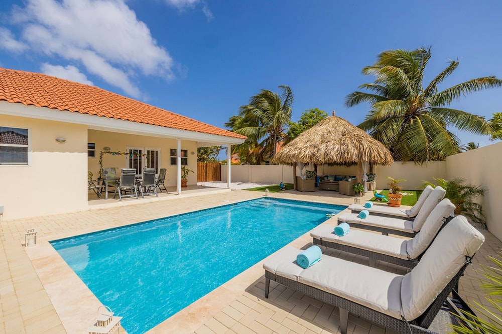Cozy 3br2ba Great Location w Private Pool Patio in Noord, Aruba