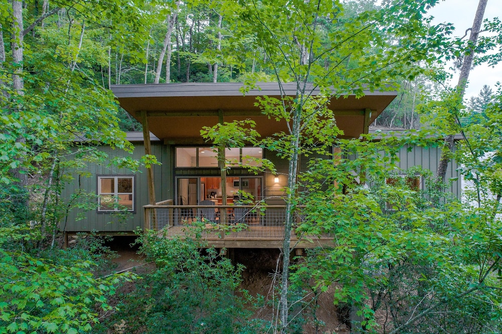 Pilot Cove Forest Lodging in Brevard, United States