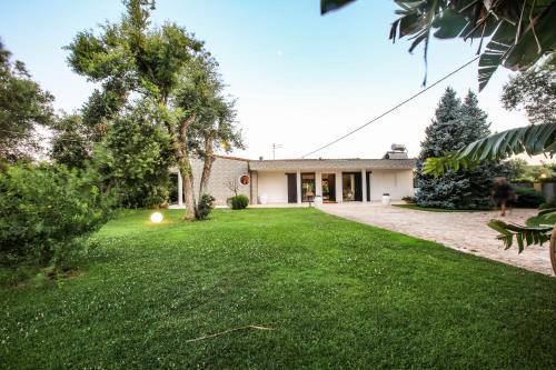 Villa con parco e piscina — 4-Star Luxury Hotel in San Michele Salentino, Italy