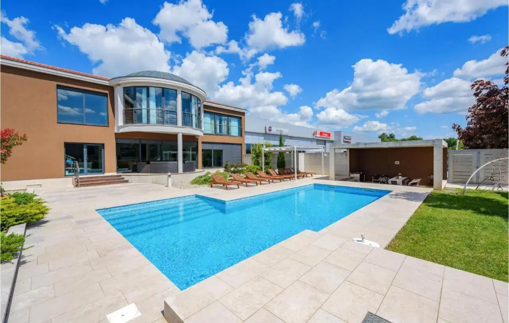 Five Bedroom Holiday Home In Zminj — 4-Star Luxury Hotel in Zminj, Croatia