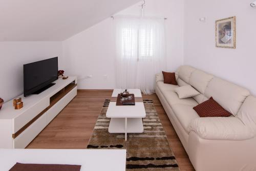 Apartment Violeta 2 with parking