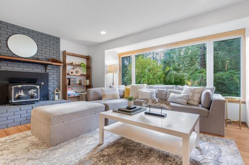 Charming and Spacious House with Relaxing Huge Deck — 4-Star Luxury Hotel in Kirkland, United States