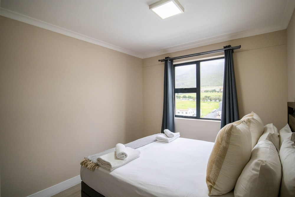 Modern 2 Bedroom Apartment in Chapel Towers Beautiful Table Mountain View — 4-Star Luxury Hotel in Cape Town, South Africa
