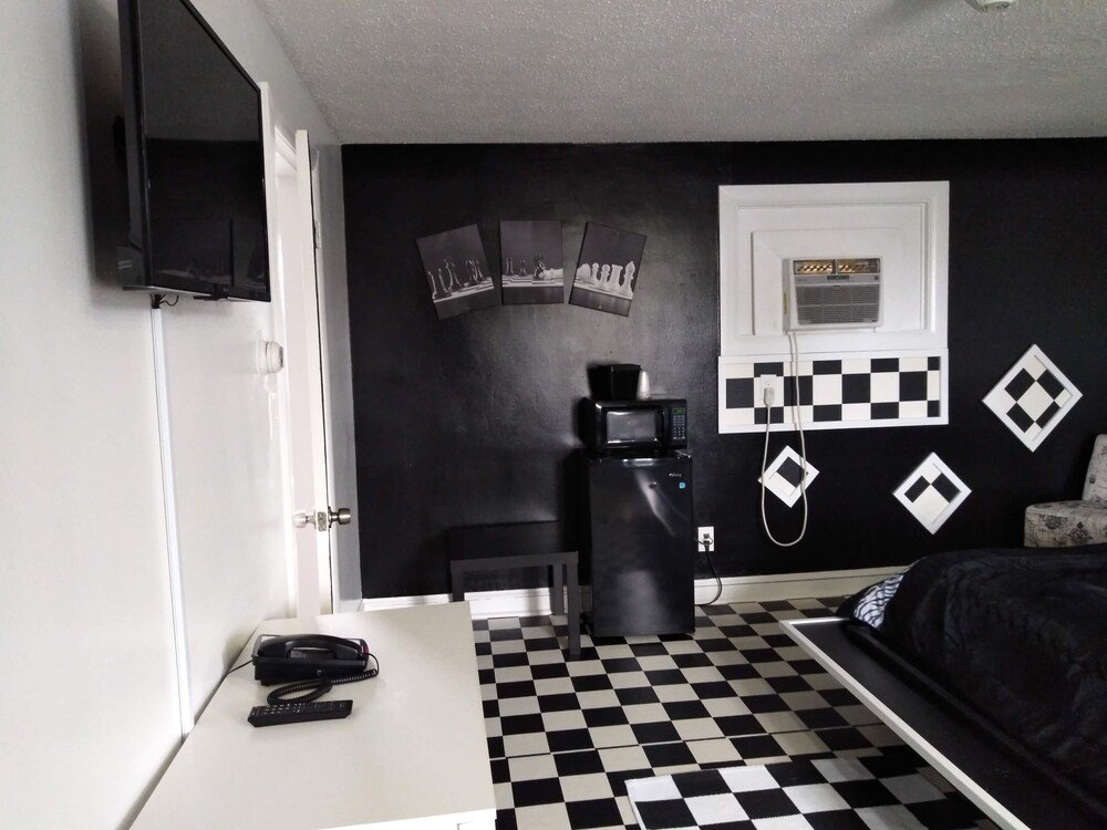 Town Line Motel - photo 43