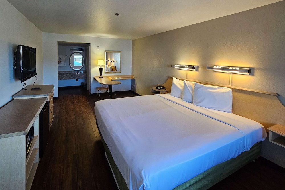 Rodeway Inn & Suites Thousand Palms Rancho Mirage - photo 10