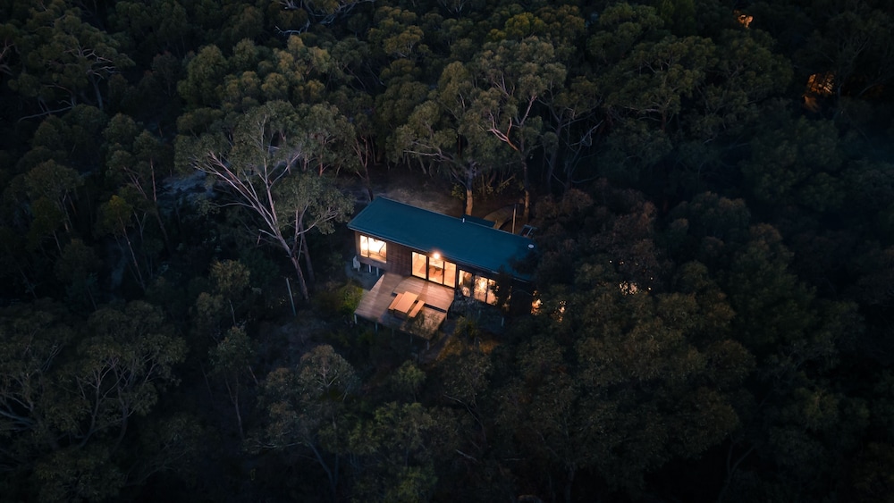 Dulc Cabins — 4-Star Luxury Hotel in Hamilton, Australia