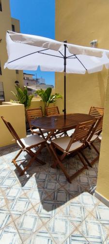 Casa da Açoteia Bright City Center Apartment with a Private Outdoor Terrace — 4-Star Luxury Hotel in Faro, Portugal