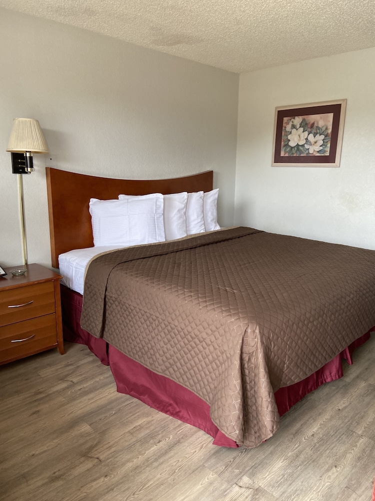 Colonial Inn Oklahoma - photo 2