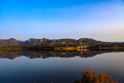 Anglers Paradise Located On Lake Estes Fireplace Two Large Patios And Private Jacuzzi — Estes Park