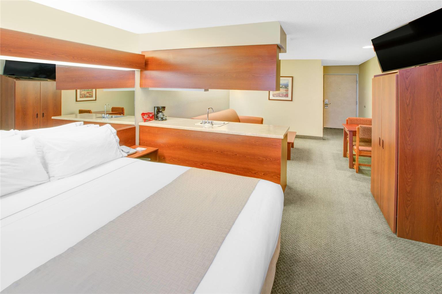 Microtel Inn & Suites by Wyndham Hattiesburg - photo 7