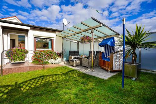 Haus Strandperle Bungalow — 4-Star Luxury Hotel in Gromitz, Germany