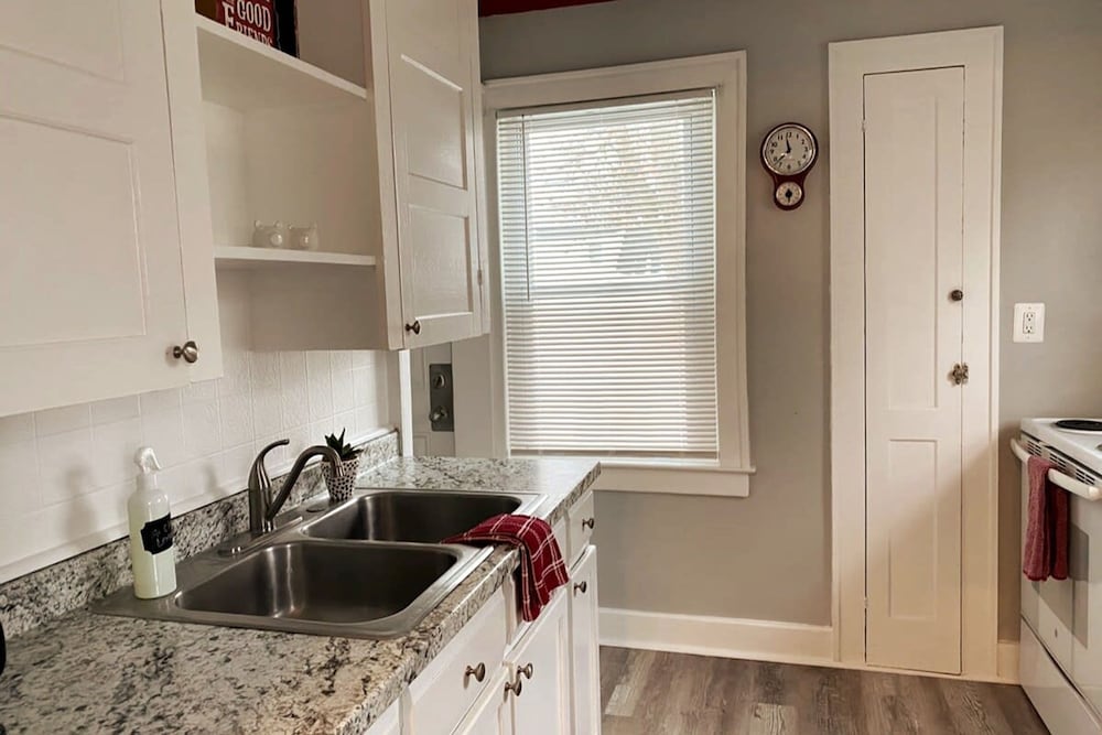 Automaniac Spot in the Heart of Pontiac 3 Beds 2 Baths - photo 12