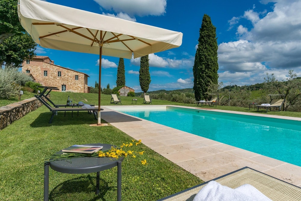Podere Pisinano 8&2 Emma Villas — 4-Star Luxury Hotel in Siena, Italy