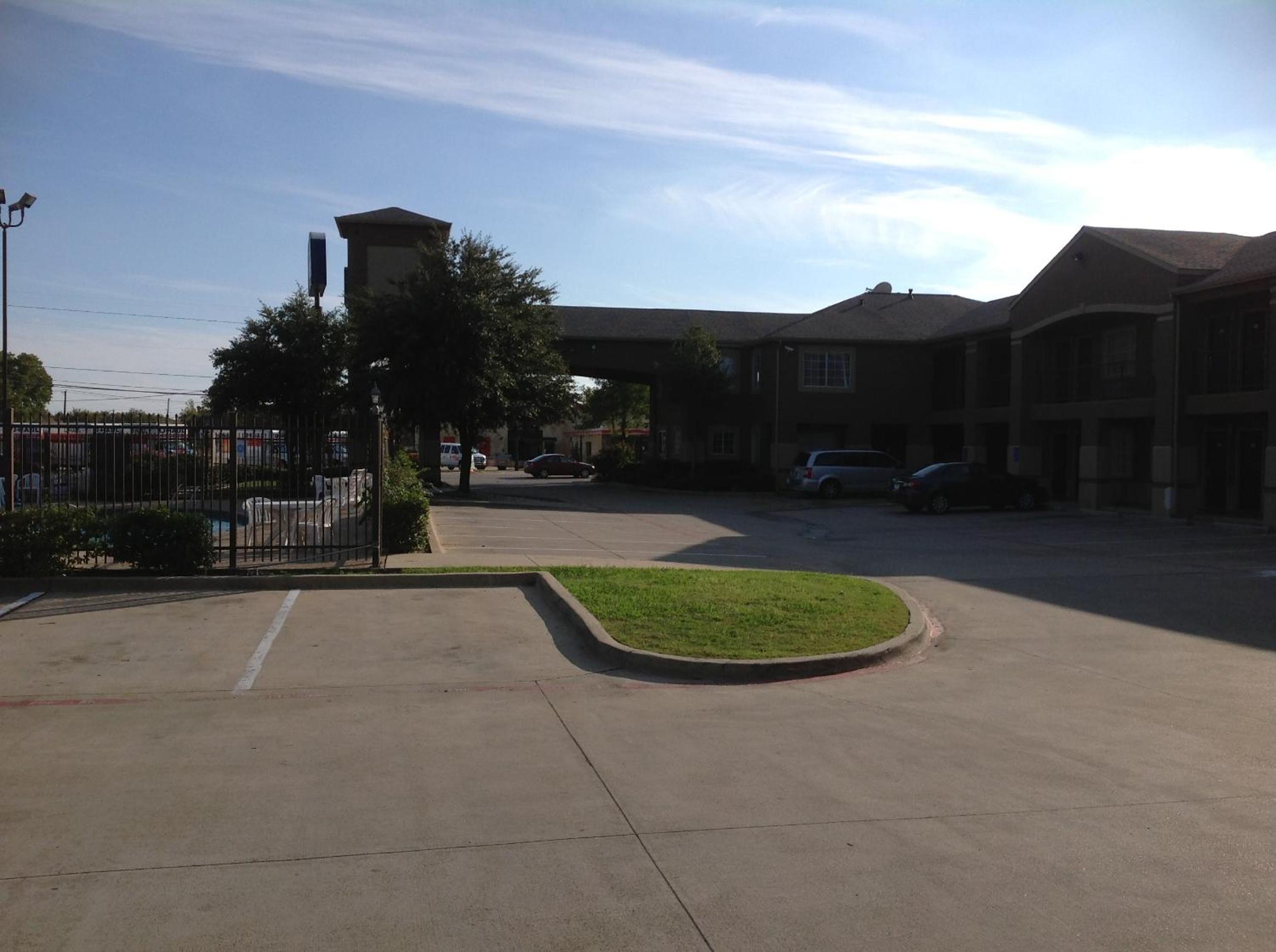 Howard Johnson by Wyndham Grand Prairie Near Lone Star Park - photo 33