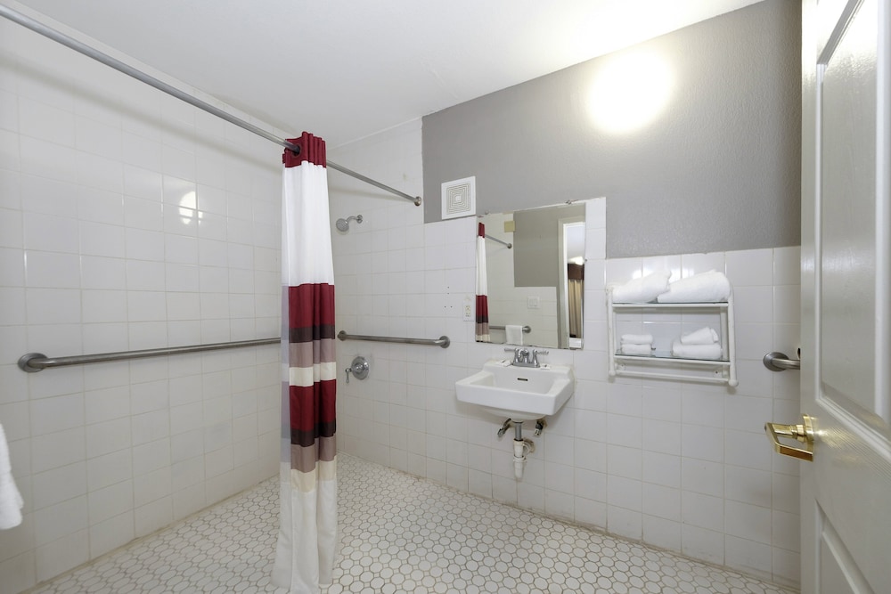 Red Roof Inn Arlington Entertainment District - photo 37