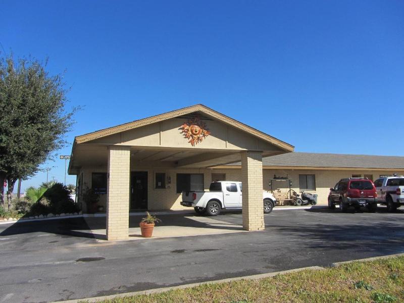 Executive Inn Hebbronville - photo 7