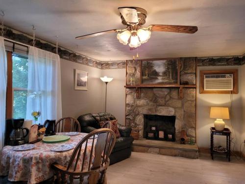 Lake Congamond Suffield House — 4-Star Luxury Hotel in Granby, United States