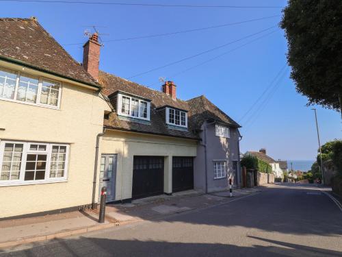 The Old Garage Sea view retreat — 4-Star Luxury Hotel in Lyme Regis, United Kingdom