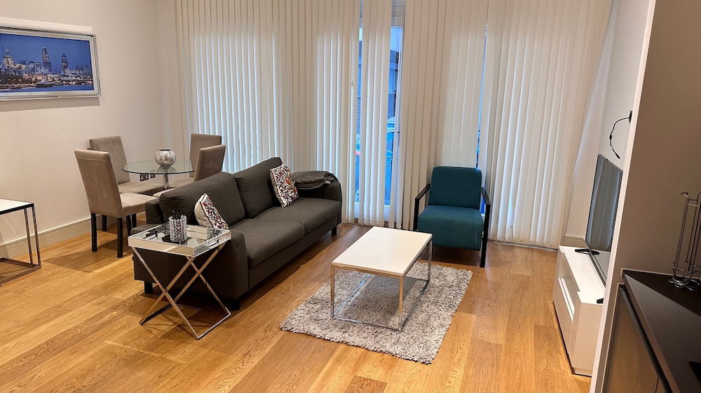 Apartment sleeps3 hottub patio — 4-Star Luxury Hotel in London, United Kingdom