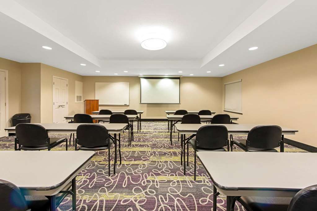 La Quinta Inn & Suites by Wyndham Bridge City - photo 24