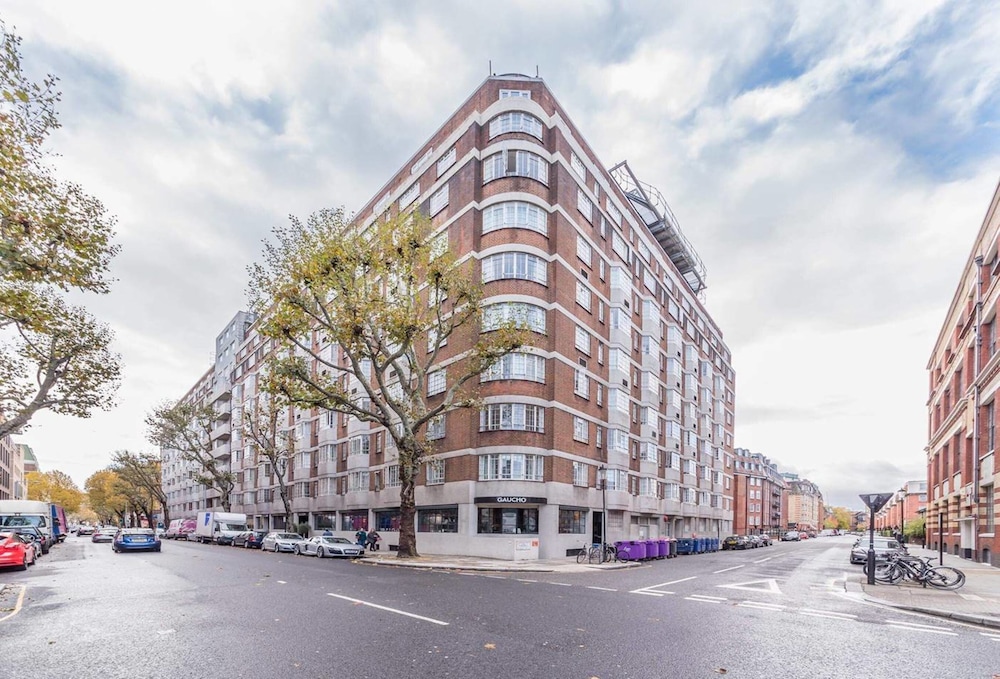 Cozy & Stylish Apartment in Chelsea — 4-Star Luxury Hotel in London, United Kingdom