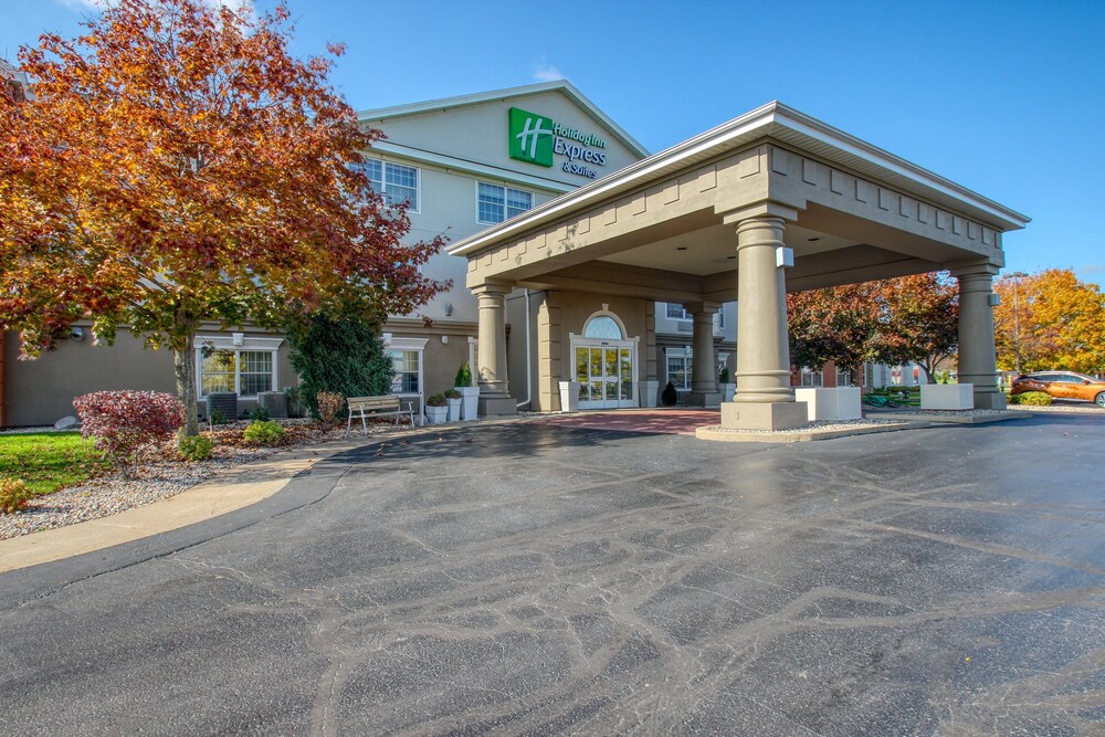 Holiday Inn Express Hotel Suites Oshkosh By Ihg — Oshkosh
