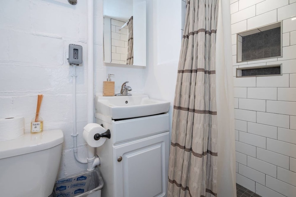 Spacious 4BR CozySuites in Old Town Alexandria - photo 17