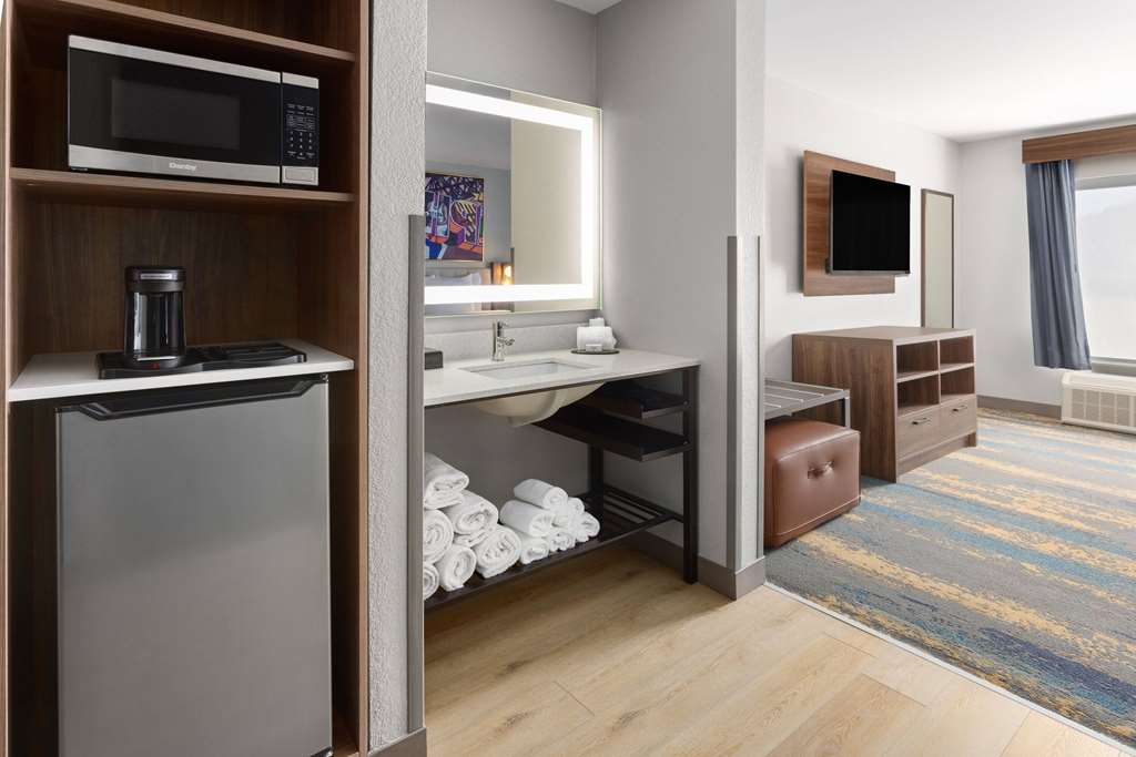 La Quinta Inn & Suites by Wyndham Memphis I 240 - photo 14