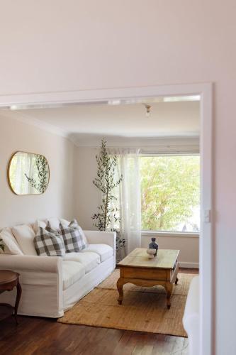 Pet Friendly Family Home in Bluff Point — 4-Star Luxury Hotel in Geraldton, Australia