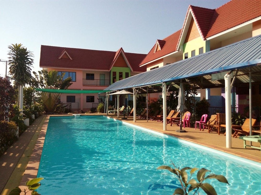 Peace Pool Resort — hotel in Khun Han