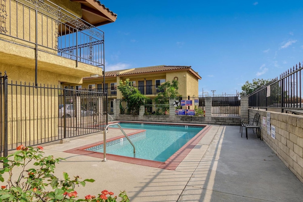 Hacienda Inn - photo 19