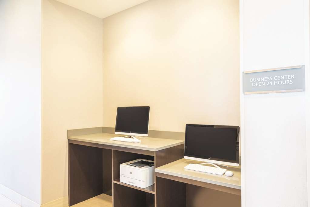 La Quinta Inn & Suites by Wyndham Memphis Downtown - photo 34