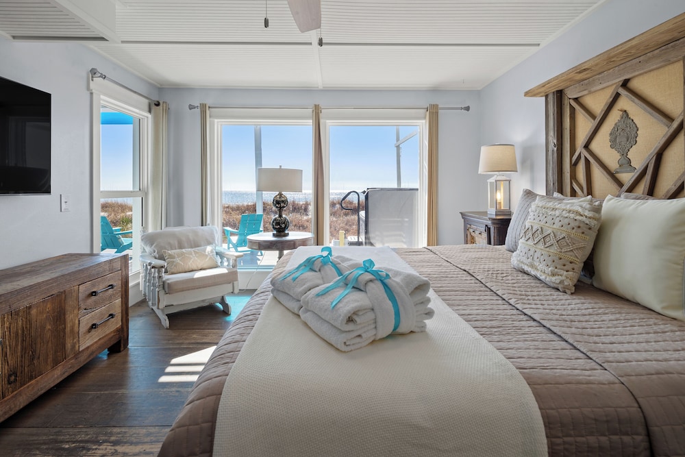 Luxury Gulf Front Property Directly on the Beach Sleeps 15 - photo 2