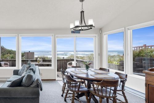 Oceanview 4BR Steps to Beach Family Retreat in Rockaway Beach, United States