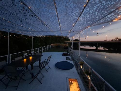 Péniche Amadeus conviviale et cosy proche de Disney et de Paris — hotel in Torcy
