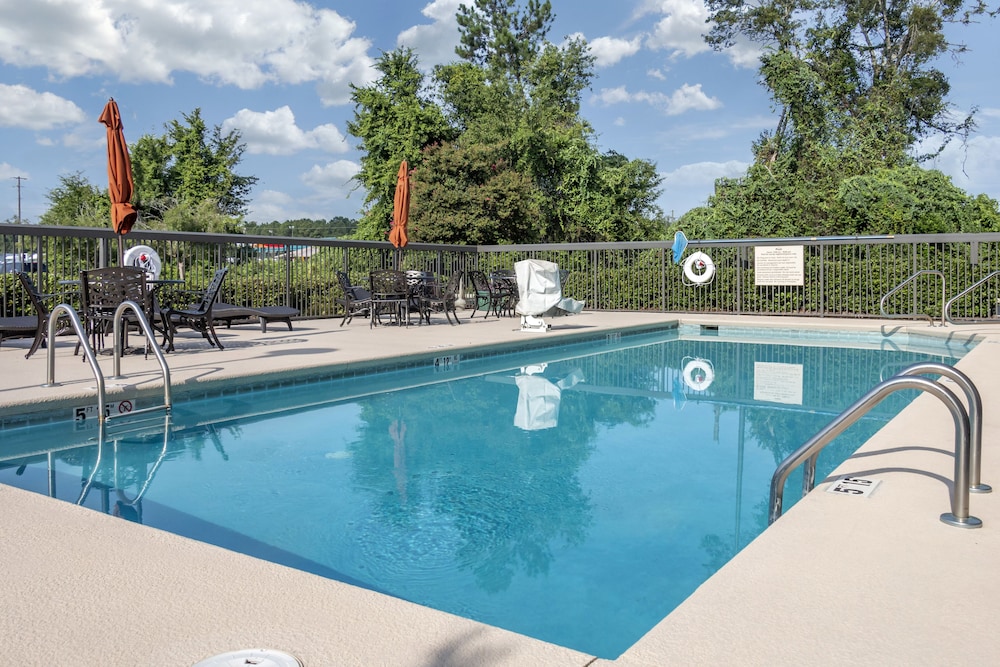 Hampton Inn Adel - photo 13