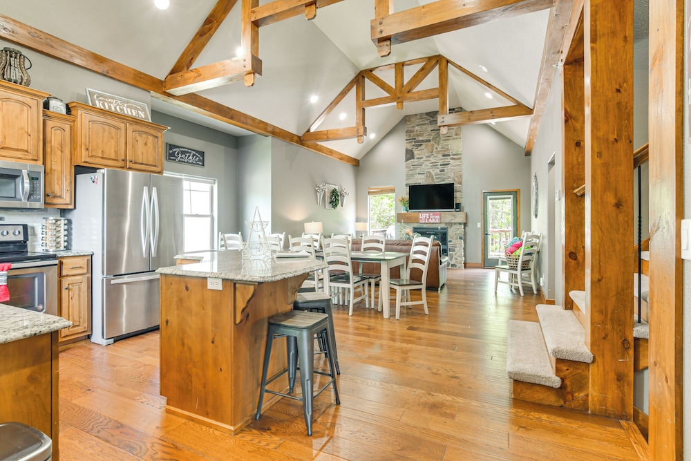 Game Room & Hot Tub: Spacious Retreat in Hollister in Hollister, United States