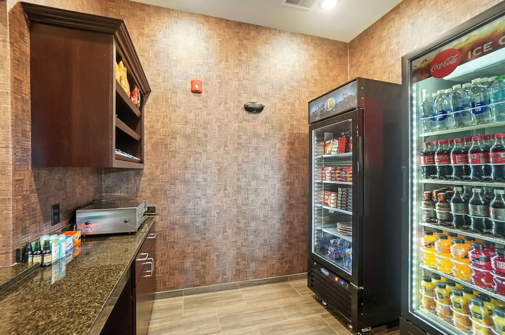 Cobblestone Hotel & Suites Bellefontaine - photo 70