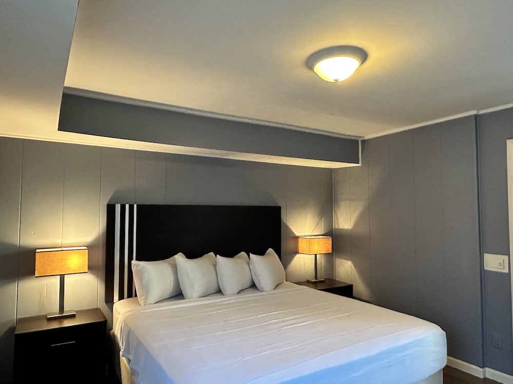 Community Court at Congress Park in Saratoga Springs, United States