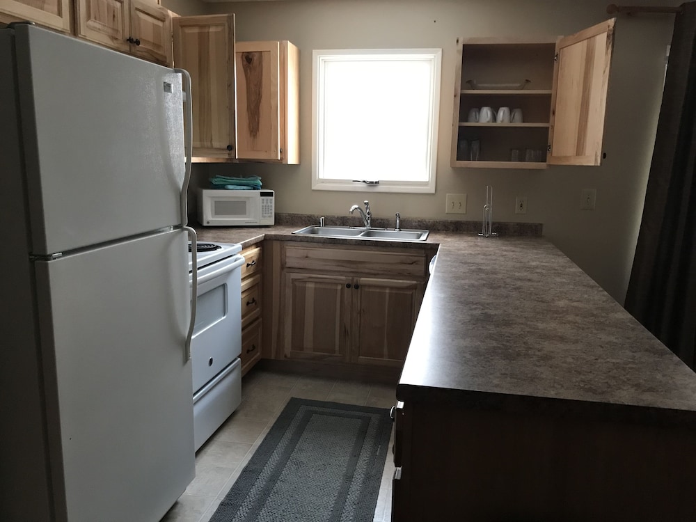 Lakeshore Inn & Suites - photo 27