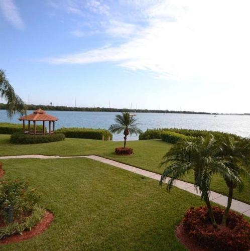 Bahia Bright and Sunny Lakeside Villa — 4-Star Luxury Hotel in St. Petersburg, United States