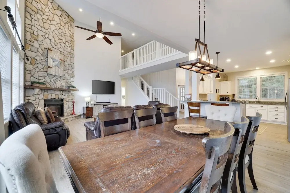 The Nest at Pinecrest by Avantstay Spacious Deck Game Room Fire Pit — hotel in Pocono Pines