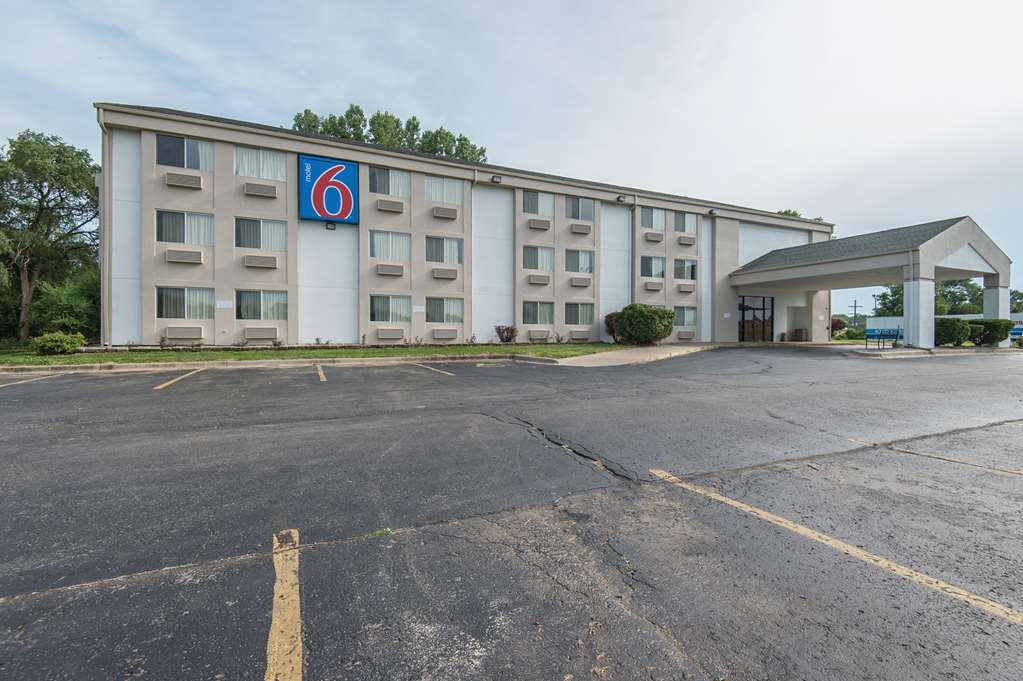 Motel 6 Lawrence KS - featured photo