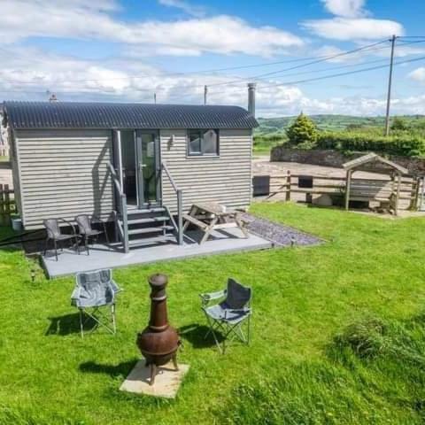 Cwtch Winnie Shepherd’s Hut Pen Cefn Farm Holiday in Abergele, United Kingdom