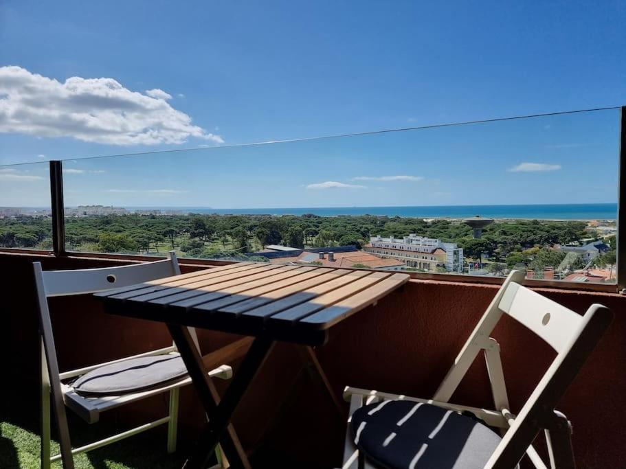 Cozy beach studio retreat near Lisbon with Sea View — 4-Star Luxury Hotel in Almada, Portugal