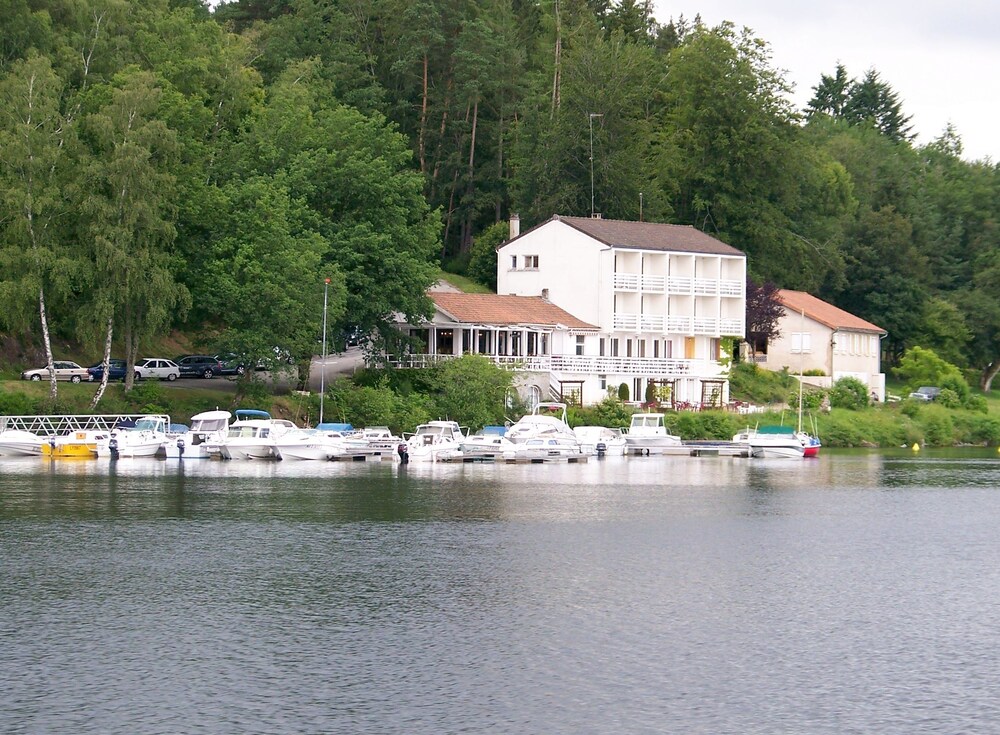 Logis Hôtel la Caravelle in Peyrat-Le-Chateau, France