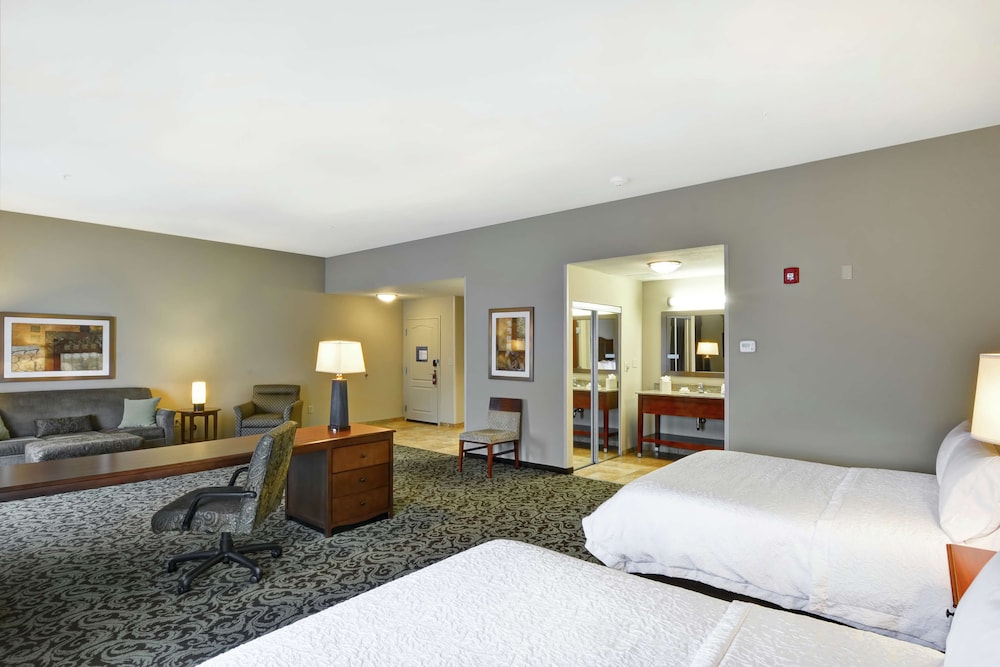 Hampton Inn and Suites New Hartford Utica - photo 8